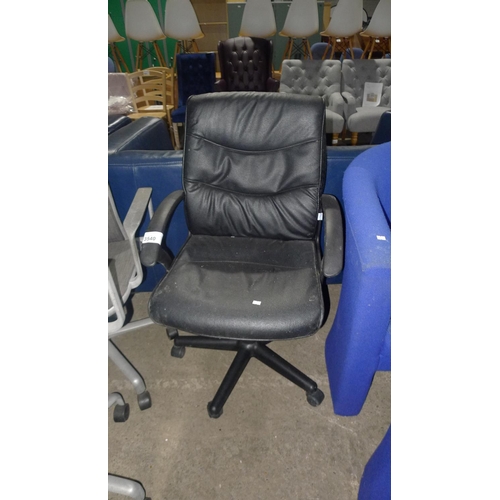 3540 - 1 black faux leather upholstered office swivel chair