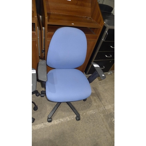 3471 - 1 light blue upholstered office swivel chair