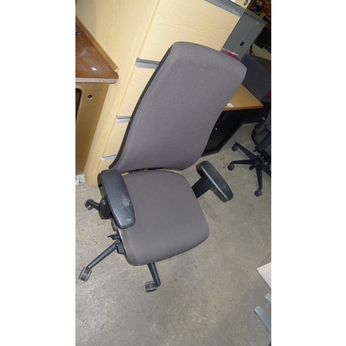 3485 - 1 dark grey upholstered office swivel chair by Interstuhl