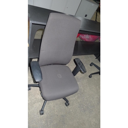 3486 - 1 dark grey upholstered office swivel chair by Interstuhl