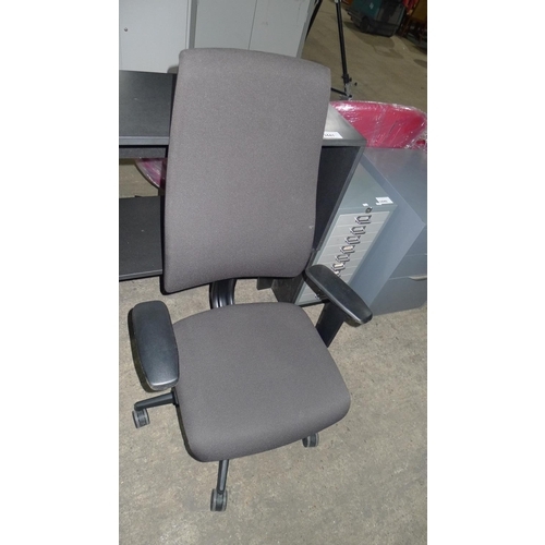 3487 - 1 dark grey upholstered office swivel chair by Interstuhl