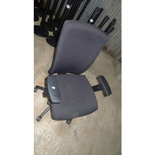 3511 - 1 black upholstered office swivel chair