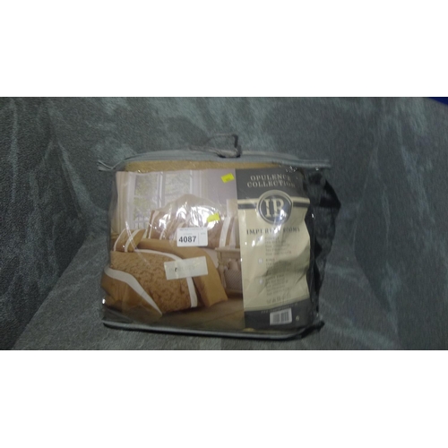 4087 - A patterned double bedspread by Imperial Rooms, please see pictures for more details