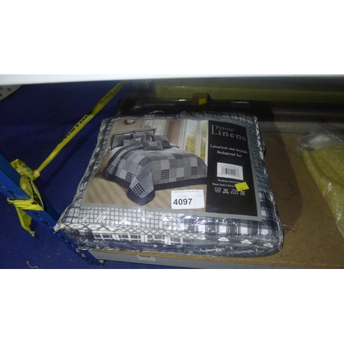 4097 - A luxurious and stylish bedspread set approx 255x275cm