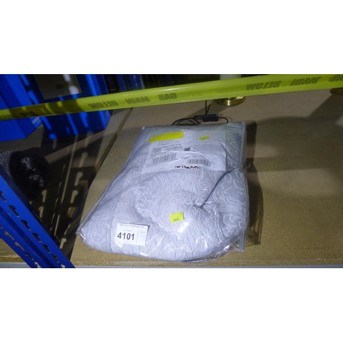 4101 - 1 x aqua is bedspread approx 180x270cm