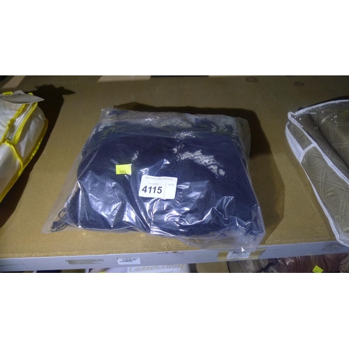 4115 - A woolen throw by Malagoon