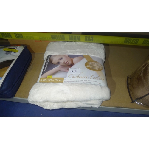 4119 - A fluffy faux fur throw by Gozze approx 130x170cm