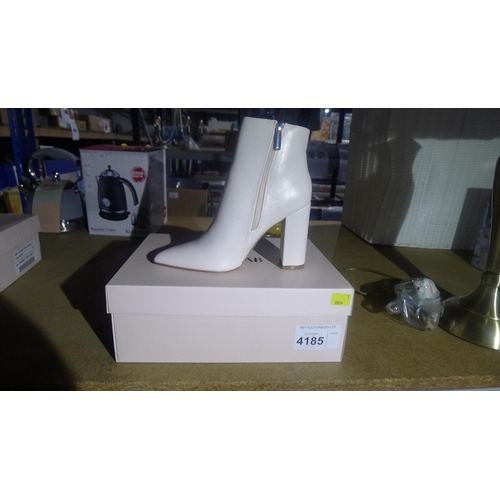 4185 - A pair of Justfab Rosamund bone coloured booties size 7