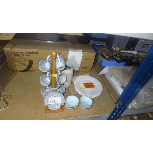 4211 - A small mug tree with 6 porcelain espresso cups and saucers together with 6 small finger bowls, 4 sm... 