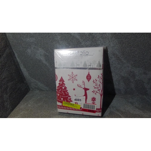 4085 - A Christmas themed double duvet set, please see picture for details