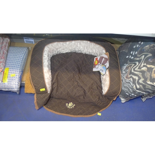 4118 - A doormat for prosecco lovers and a small dog bed