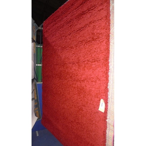 4509 - A red shaggy rug approx 160x230cm