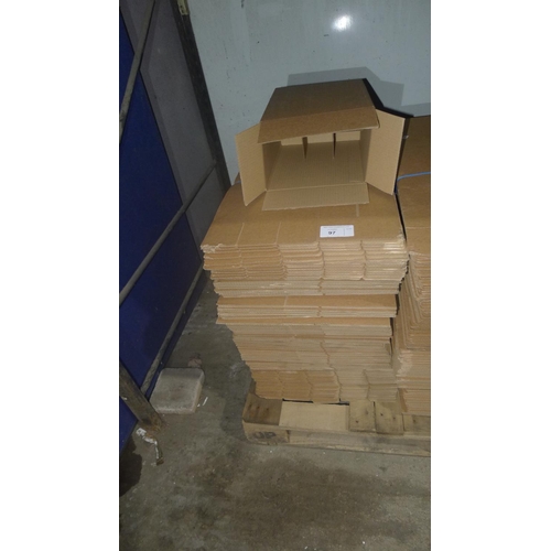 97 - A quantity of flat packed cardboard boxes, please see pictures for more details . 31cm x 23cm x 17cm