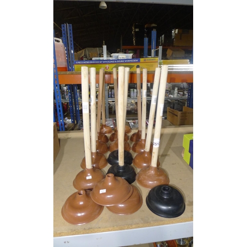 2513 - 14 wooden handled sink / drain plungers and 4 spare rubber plungers