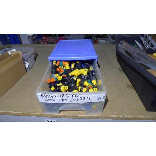 2541 - A quantity of plastic hose adaptors