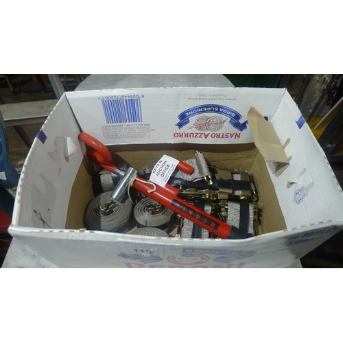 115 - 5 ratchet straps & a steering lock with key (key in auction office)