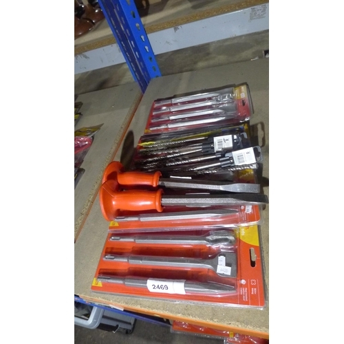 2469 - A quantity of various SDS drill bits, 4 x SDS chisel sets and 2 masonry chisels