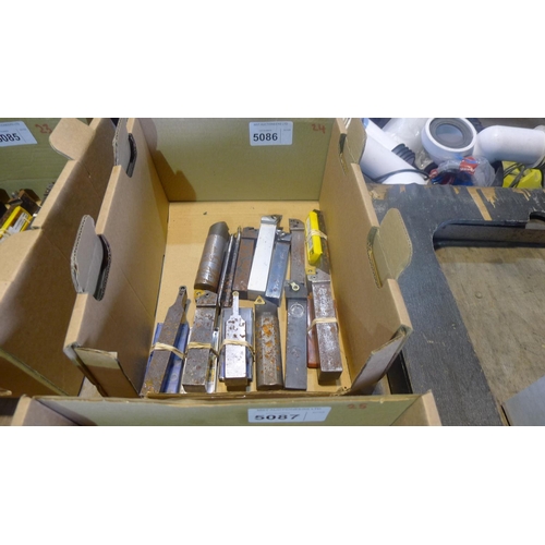 5086 - 1 box containing a quantity of various lathe tools and tips