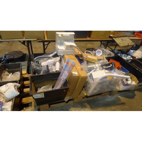 5155 - 1 pallet containing a quantity of various plumbing related items including 2 Ideal Logic combi stand... 