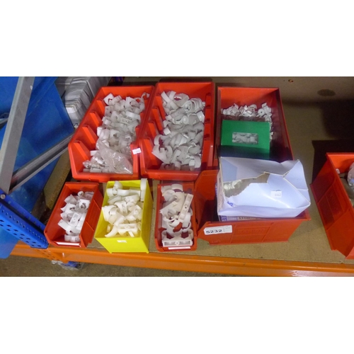 5232 - A quantity of various pipe clips