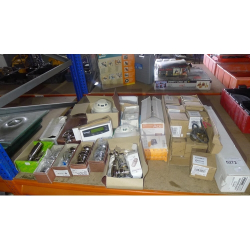 5272 - A quantity of various items including Luxeon GL016FABBC lights, door handles, uplight wall lights, a... 