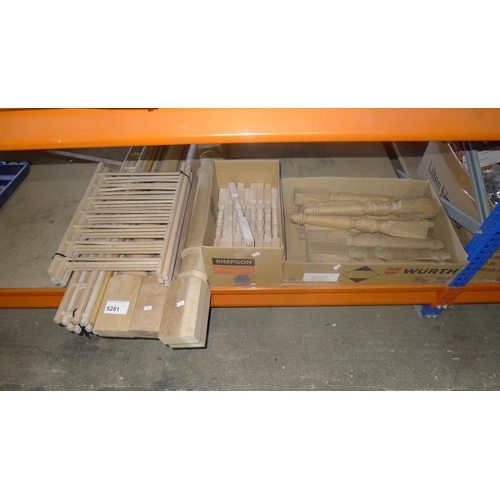 5281 - A quantity of various decorative wooden items including spindles, half columns, plate rack parts etc