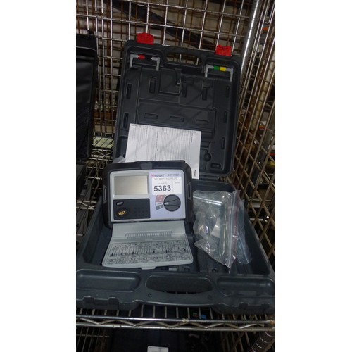 5363 - 1 Megger earth tester type DET4TD2 supplied with a quantity of various accessories and a plastic car... 