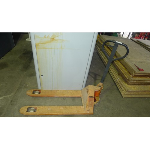 5406 - 1 set of pallet trucks capacity approx 3000kg