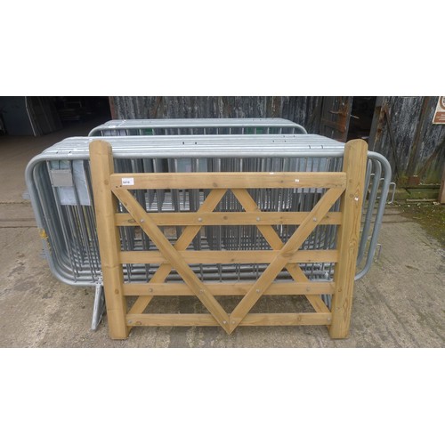 5410 - 1 wooden gate by Fountain Timber approx 150cm wide x 120cm high