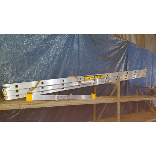 5405E - Triple Trade Master extending Ladder 3 x 10 rungs, with base stabilising support.