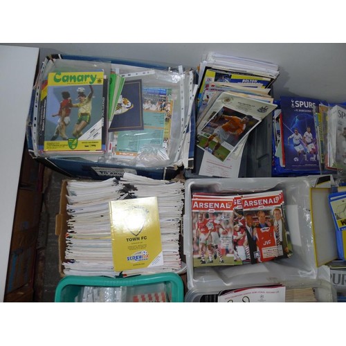 8122 - 1 pallet containing a large quantity of various football programmes. Clubs include Manchester United... 