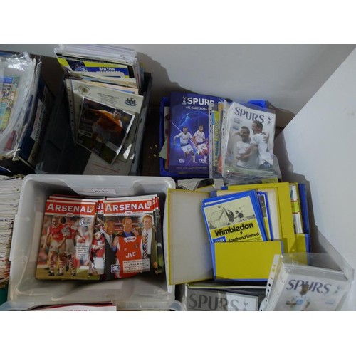 8122 - 1 pallet containing a large quantity of various football programmes. Clubs include Manchester United... 