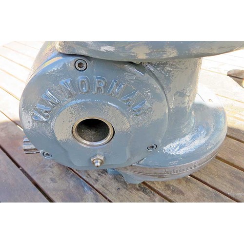 5117A - Used Engineers Large Dividing head by Van der Norman of USA; 40:1 Handle ratio fitted with a dividin... 