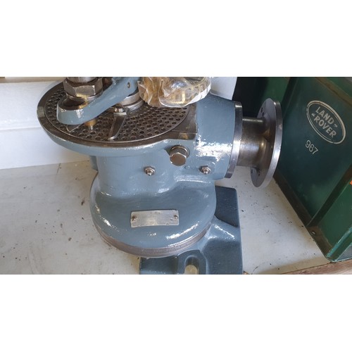 5117A - Used Engineers Large Dividing head by Van der Norman of USA; 40:1 Handle ratio fitted with a dividin... 