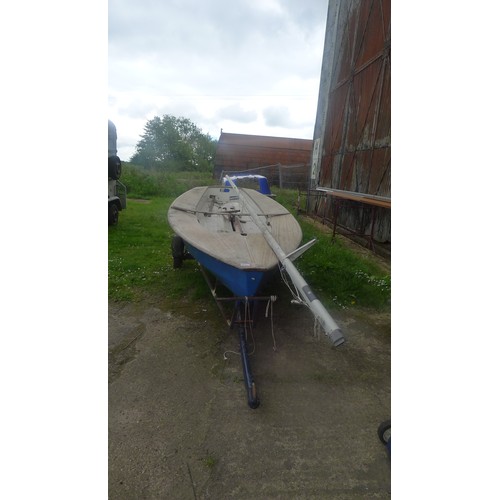 2671 - 1 sailing dinghy with no make / model visible, approx 3.8m long, supplied with an aluminium 6m mast ... 