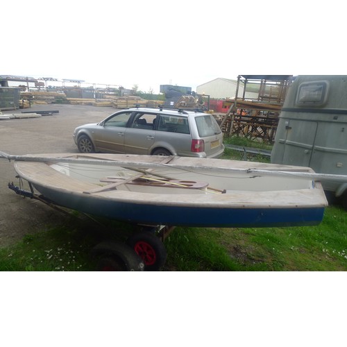 2671 - 1 sailing dinghy with no make / model visible, approx 3.8m long, supplied with an aluminium 6m mast ... 