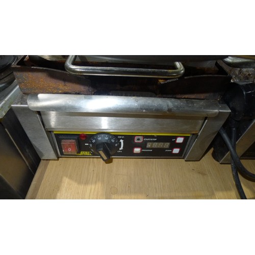 1095 - A countertop contact grill by Buffalo - trade