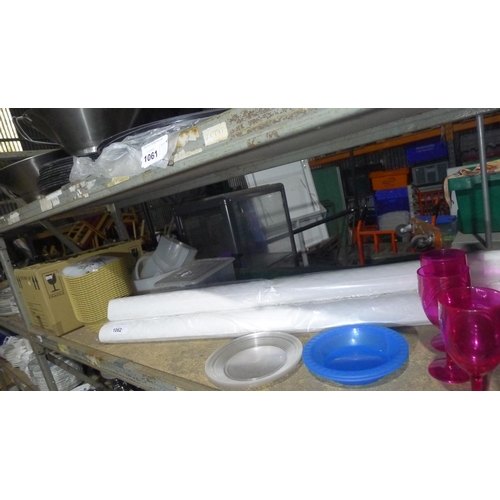 1062 - A quantity of various catering related items including plastic baskets, banqueting table/rolls cover... 