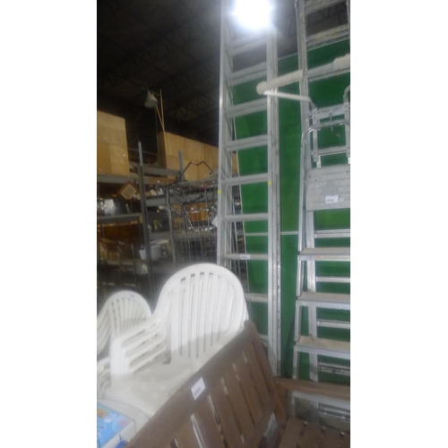 2089 - A double extending aluminium ladder (12 tread)