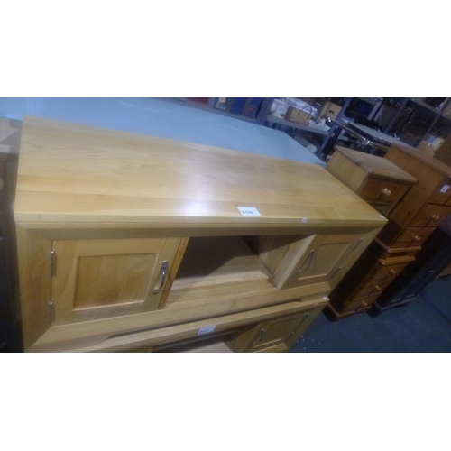 2116 - 1 light oak TV cabinet approx 124cm w x 45cm d x 48cm high