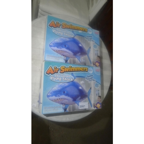 2087 - 2 radio controlled flying sharks by Air Swimmers (require Helium)