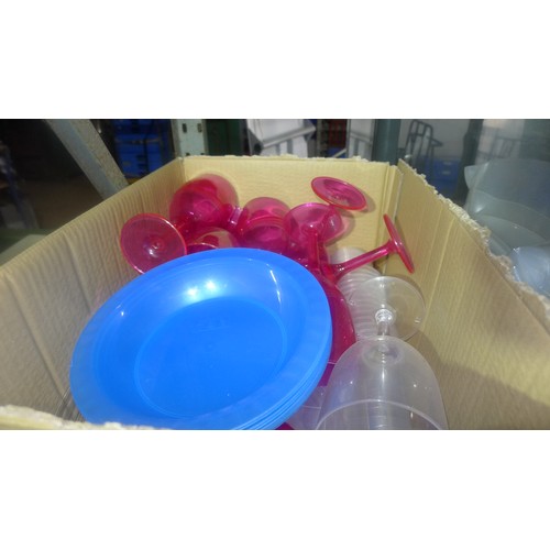 1062 - A quantity of various catering related items including plastic baskets, banqueting table/rolls cover... 