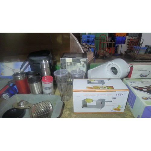 1067 - A quantity of various catering related items including trays, electric knife, pastry maker etc. Cont... 