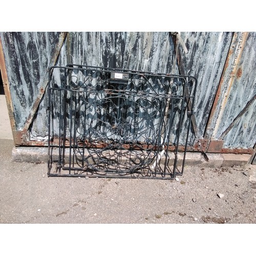 2649 - A set of 2 decorative metal garden gates approx 120x95cm each