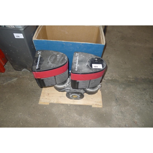 191 - 1 Grundfos twin head circulator pump type Magna 1D D40-100F,, 240v - Please note that the box appear... 