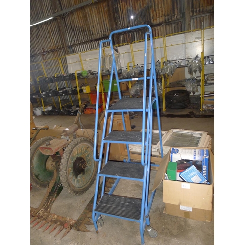 70 - 1 set of blue metal wheeled warehouse steps (3 tread)