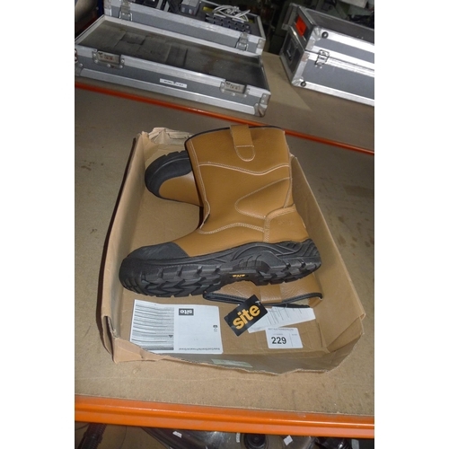 229 - 1 pair of rigger boots by Site UK size 12