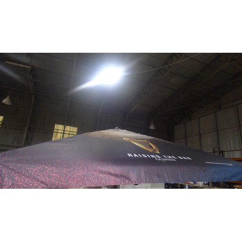 3140 - An unused 2m sq Guinness branded parasol with plastic base