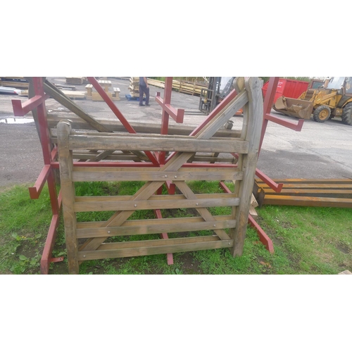 562 - 1 wooden turned heal gate width approx 152cm (5ft)