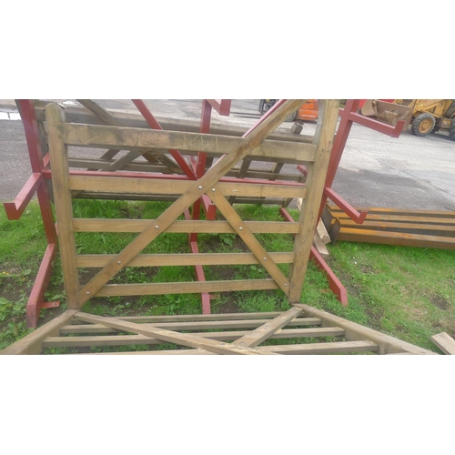 563 - 1 wooden turned heal gate width approx 152cm (5ft) - has damage to turned heal